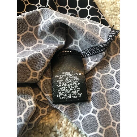 Liz Claiborne Career Women’s Black and White Box Design Long Sleeve V Neck Blous - Picture 6 of 7